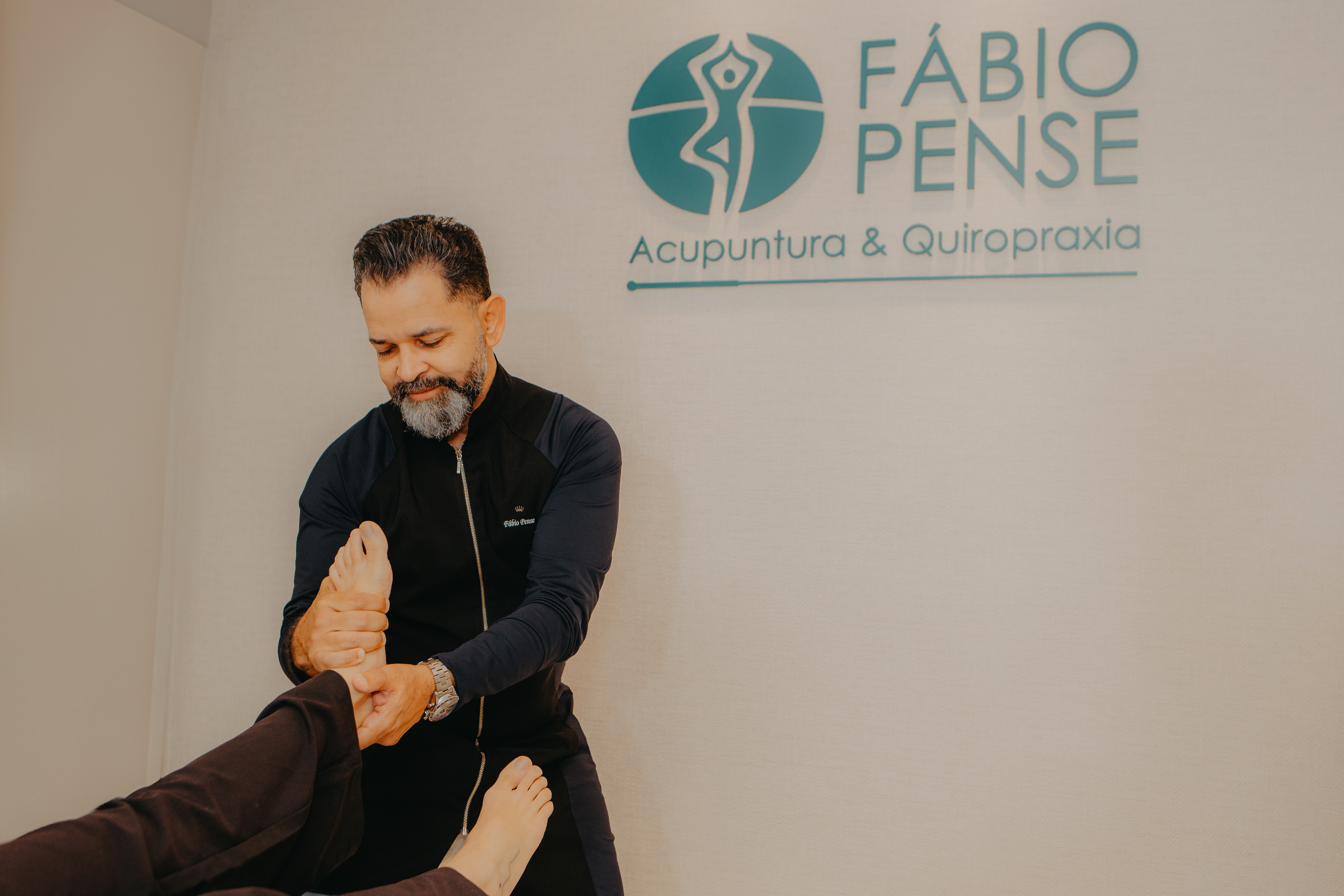 F&aacute;bio Pense realizando ajuste quiropr&aacute;tico integrativo em BH
